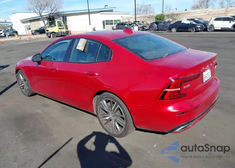 2019 Volvo S60 T6 R-Design z USA, uszkodzony, nr VIN 7JRA22TM1KG003476